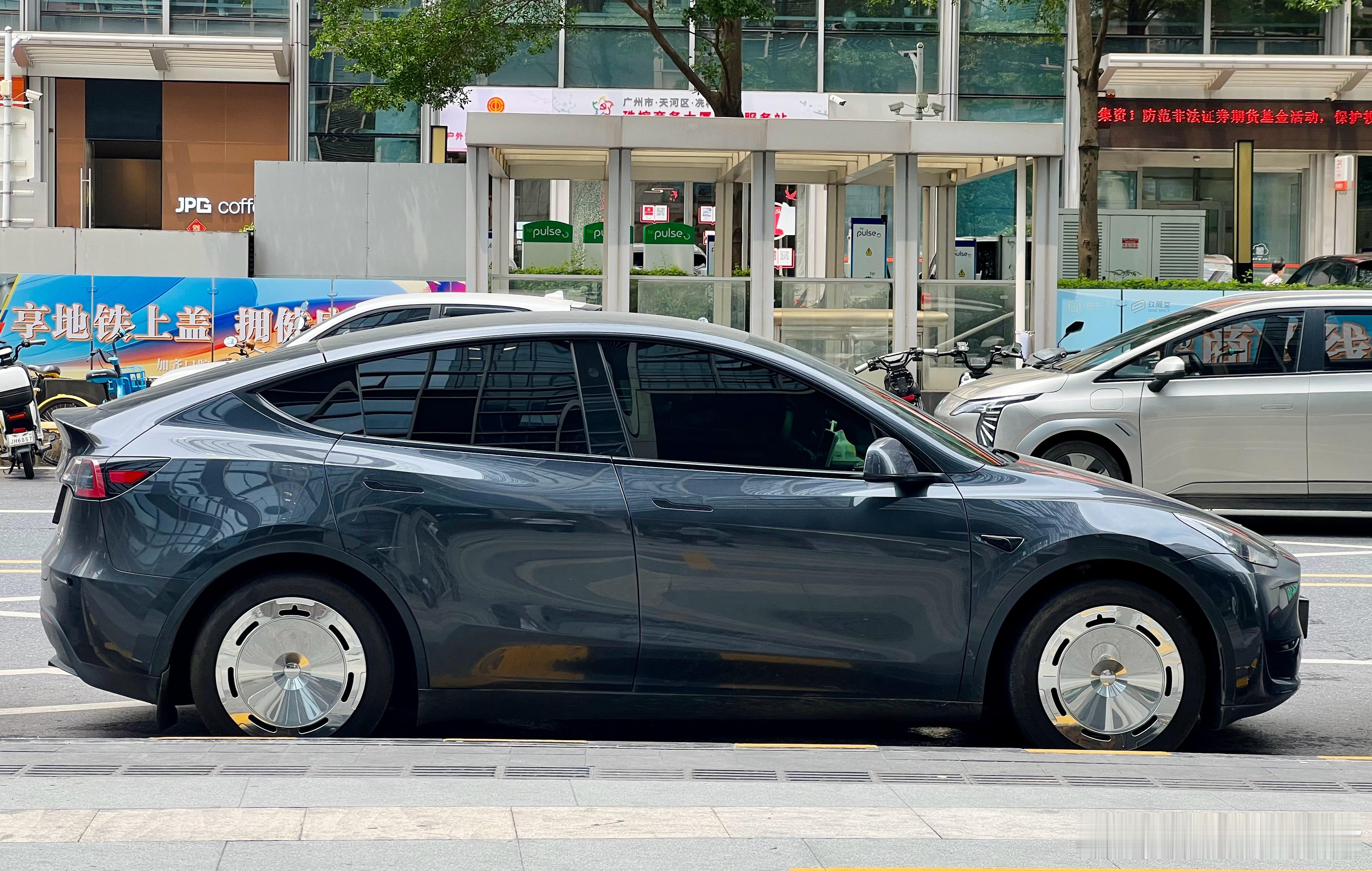 有点意思，特斯拉配最油腻的不锈钢大饼圈，还挺特别广州·珠江新城
