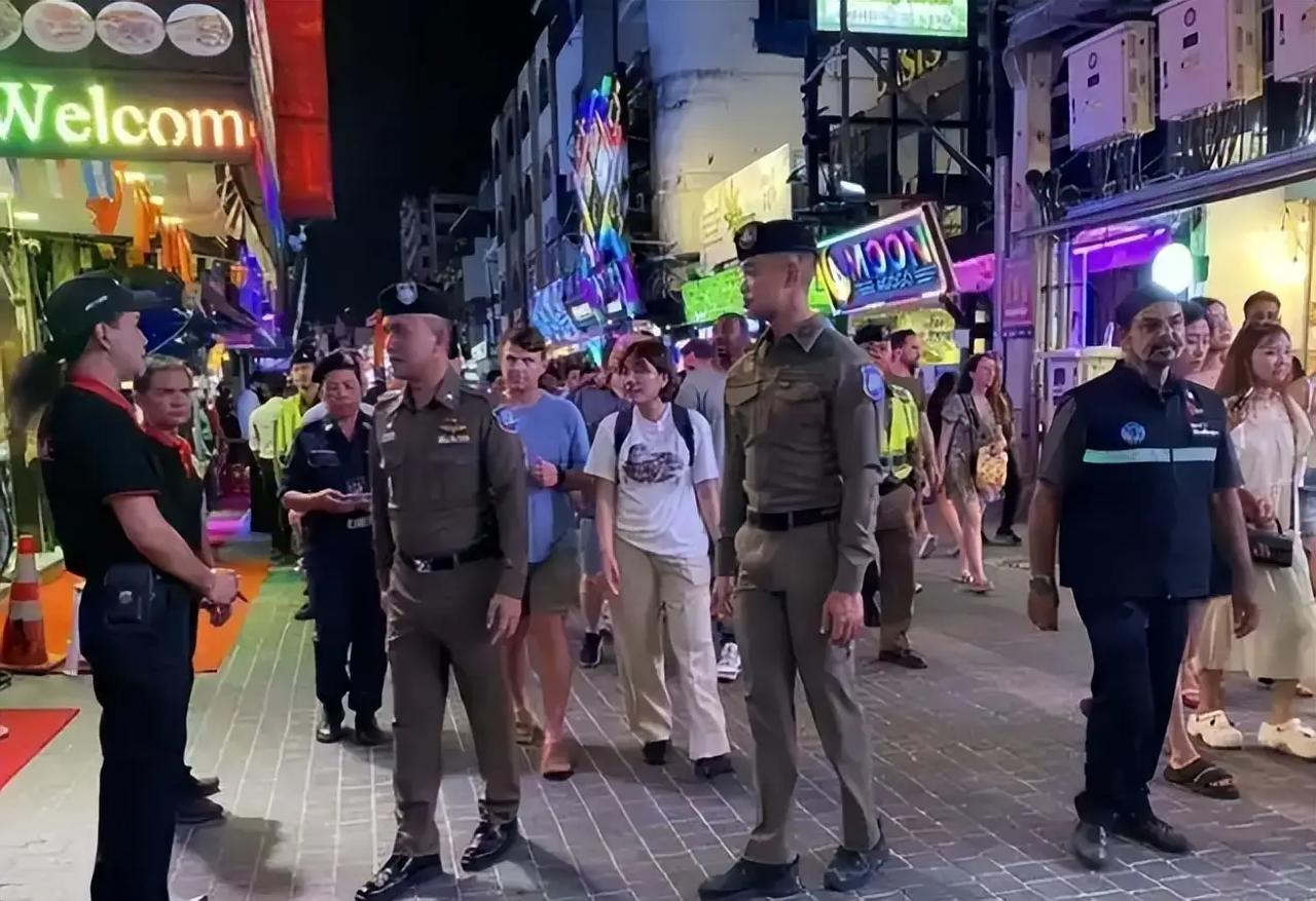 两个美国大兵在芭提雅街头扭打在一起，泰国警方出动数倍警力才把人摁住。这两人