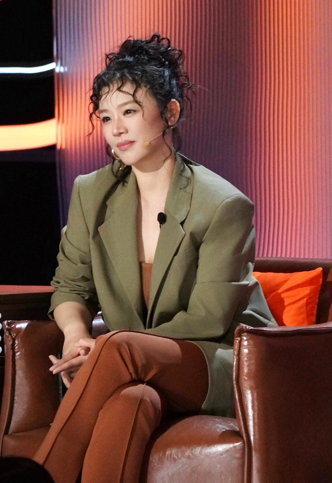 绿棕撞色，安静自有力量，​卷发裹着松弛感，一坐便是从容底气，​不刻意的优