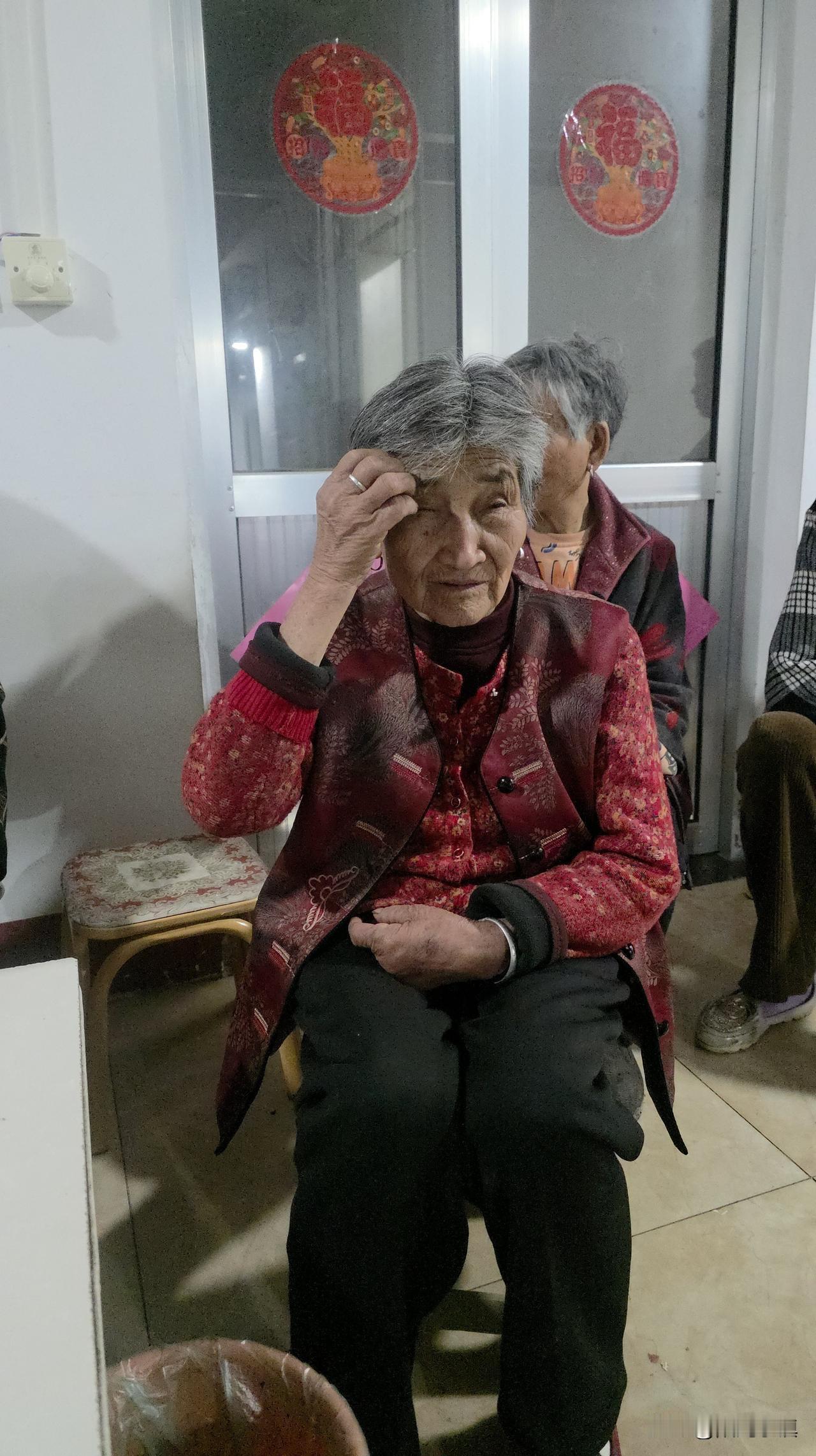 二嫂在婶子家来视频电话，问我什么时候回去……今晚晚饭后，二嫂的视频电话打过来