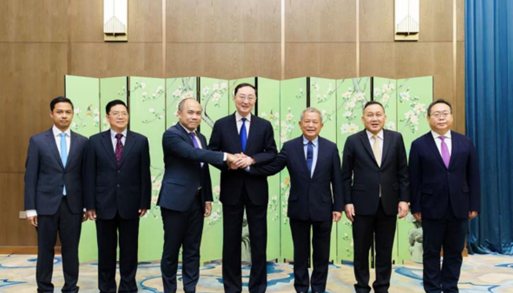 重磅消息！泰国和柬埔寨达成停火协议后，7月30日，中泰柬三国又在上海举行了三方非