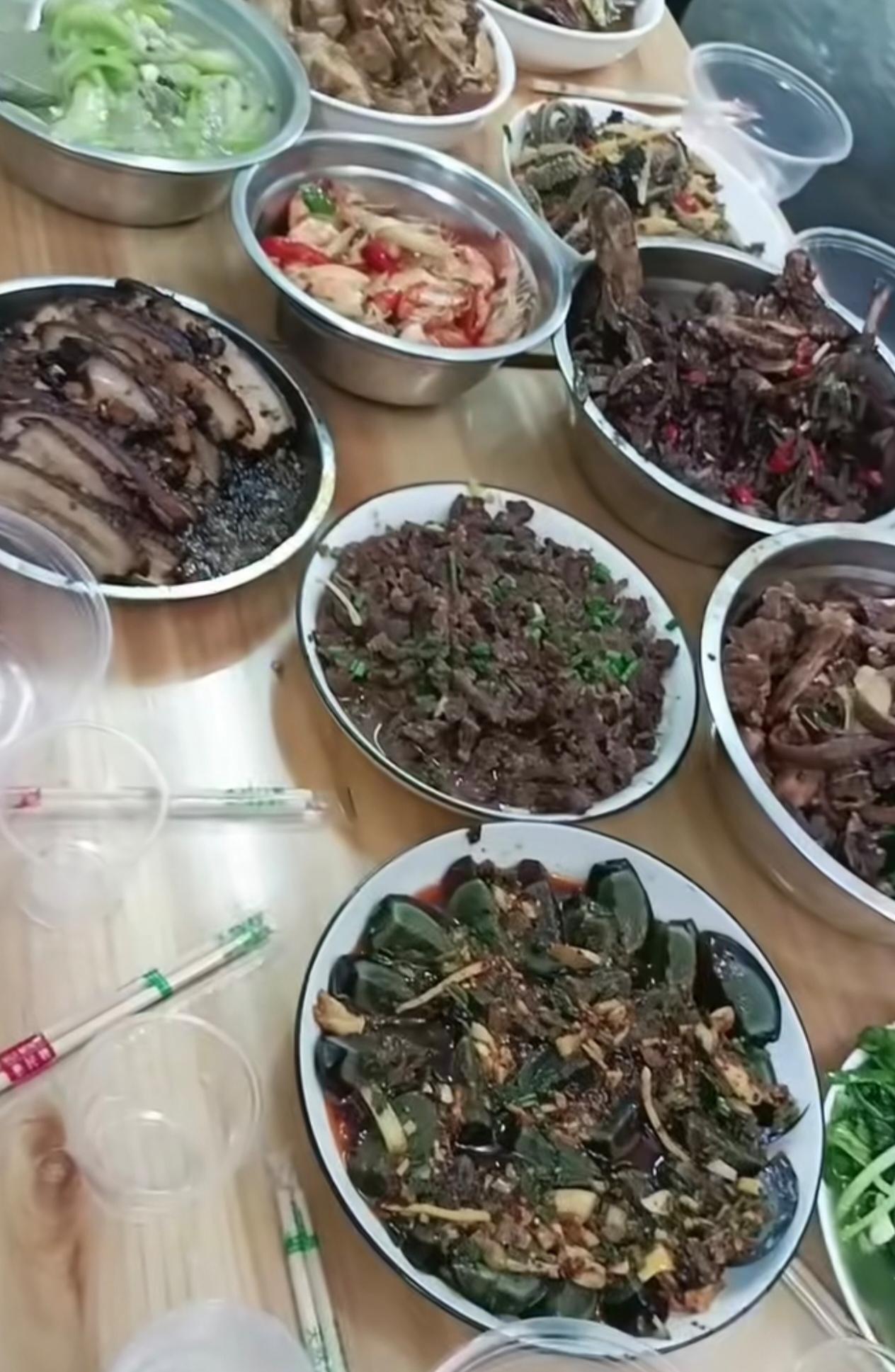 今天中秋节，陪爸爸妈妈一块过节。忙乎了两个小时，做了这一桌家常菜。虽然没有