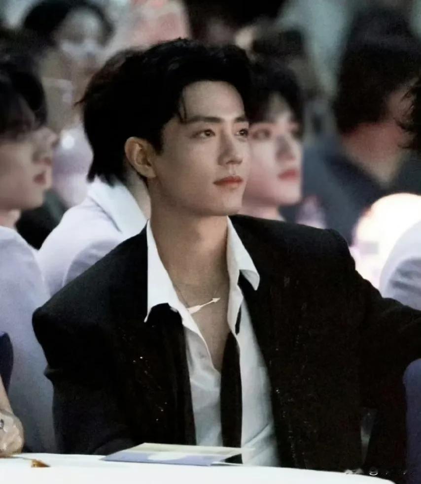 肖战骨子里是个很刚，有股子“倔劲儿”的人，是那种“说我干得不好那我就把它干好无论