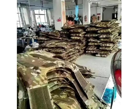 最近不少国内防弹衣厂都在加班加点生产，国外订单一个接一个，根本停不下来，为啥全球