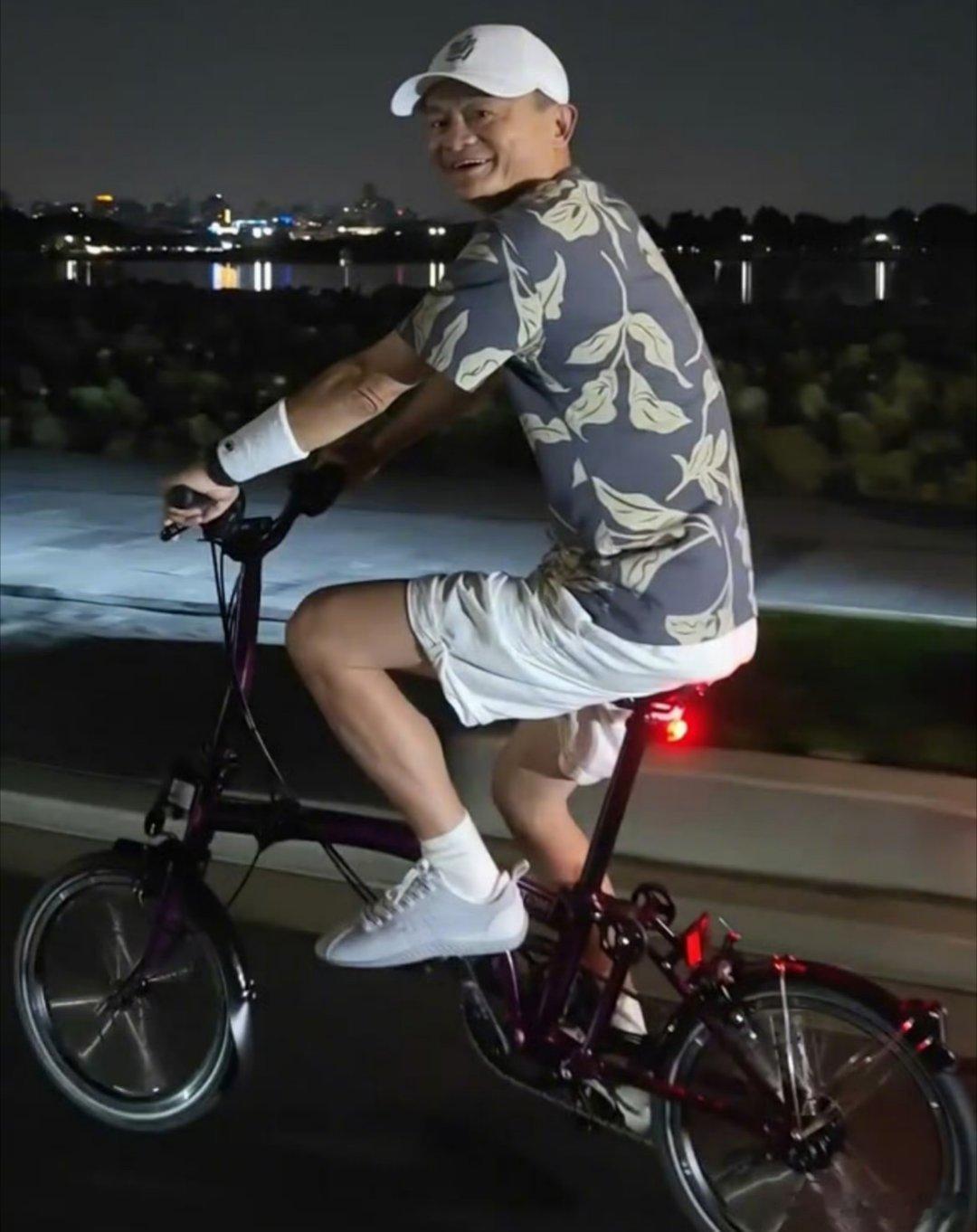 马云骑车夜游西湖从流传出来的图片看，马老师面带微笑，状态不错。​​​