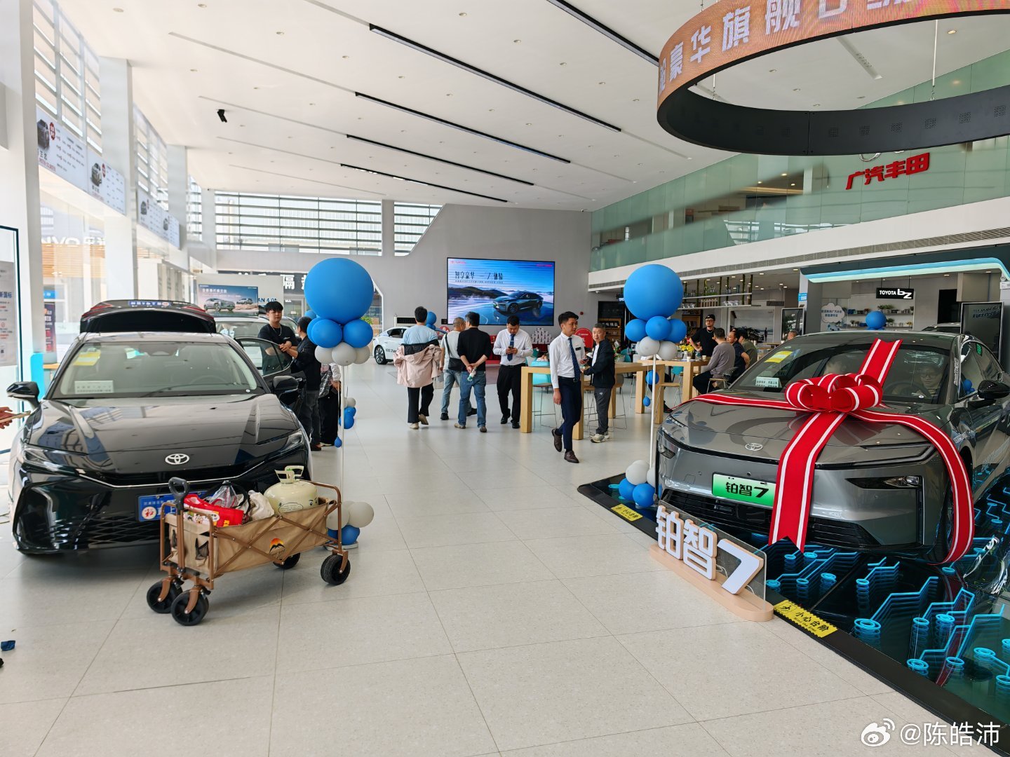 广丰的4S店特意把凯美瑞和铂智7摆在一起，讲真，如果不是一定要买蓝牌车，来看凯美