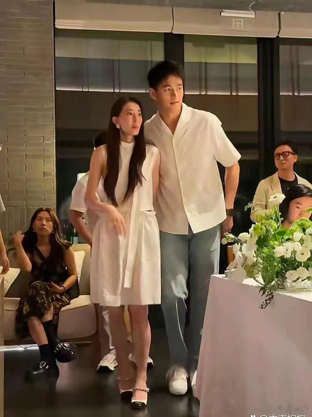 孙杨和老婆张豆豆一起参加活动，两人真的太般配了，身高差好萌​​​