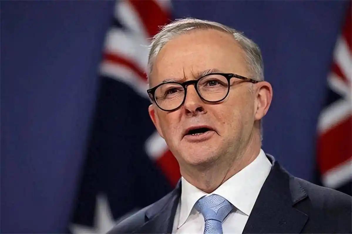 该出手就该出手了。阿尔巴尼斯这操作真让人摸不着头脑。一方面，他积极推动改善对华