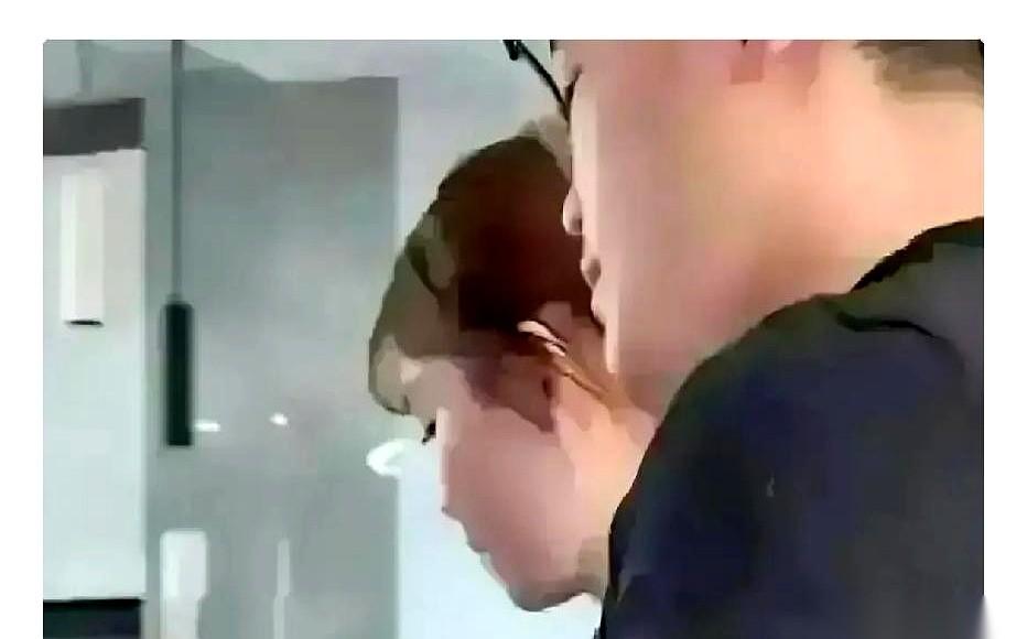18万现金，一把宝马车钥匙。婚检报告一出来，她当着男方父母的面，把这两样东西，