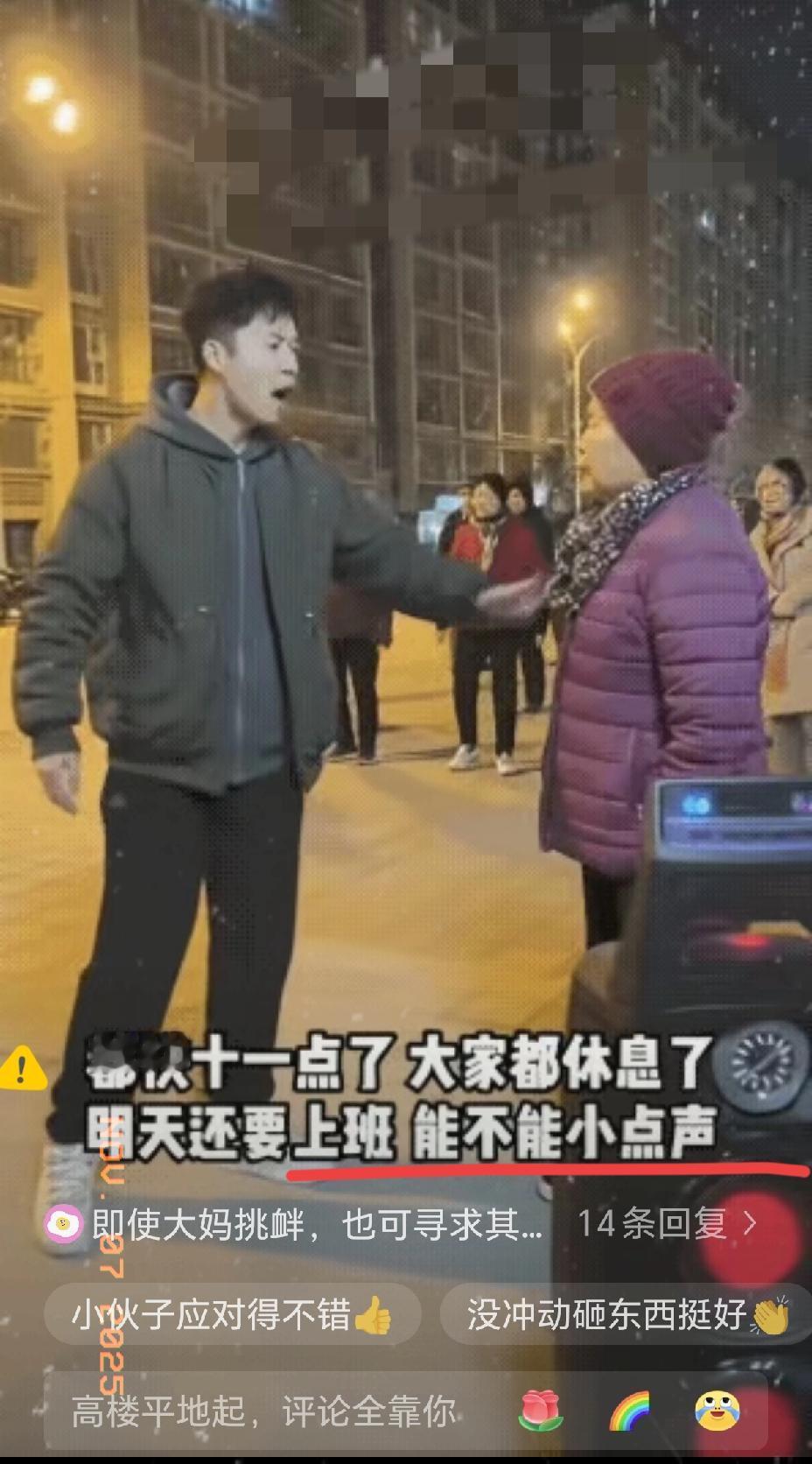 大妈说:“你砸砸试试！”其他大妈也附合:“对！你砸砸试试！”结果，小伙子没有砸