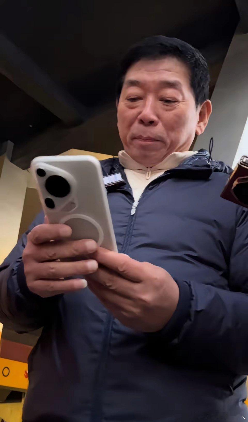 直播里有人问魏建军“求魏总的手机型号”，他笑着答：“是华为吧，具体啥型号我真说不