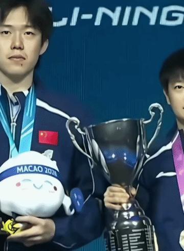 帽呢？王楚钦惊呆了，看着孙颖莎举着个超大杯上来，惊问:帽呢，咋没帽呢？孙颖莎