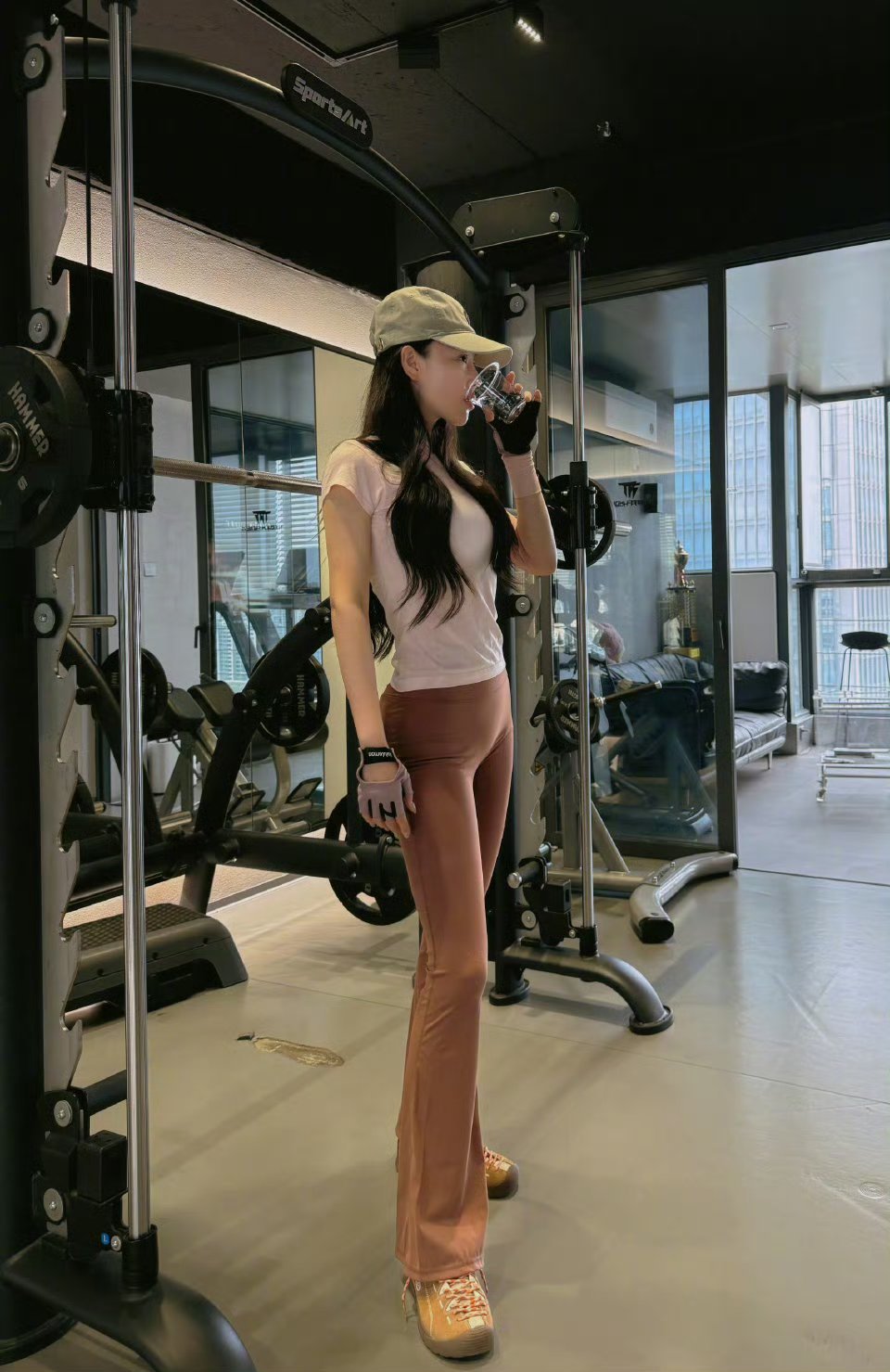 38岁的张馨予身材依然那么抗打，凹凸有致的S曲线和无处安放的大长腿简直绝了