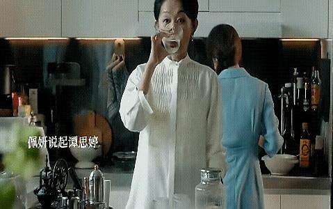 《亦舞之城》这段真是有点意思。谭思婷和冯睿在花店偶遇，冯睿还挺绅士，把最后一束天