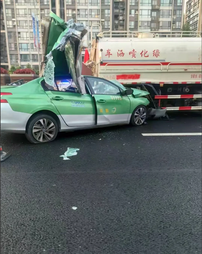 成都一辆出租车凌晨载乘客发生严重事故，目前一死两伤。事发7月16日凌晨4点左右，