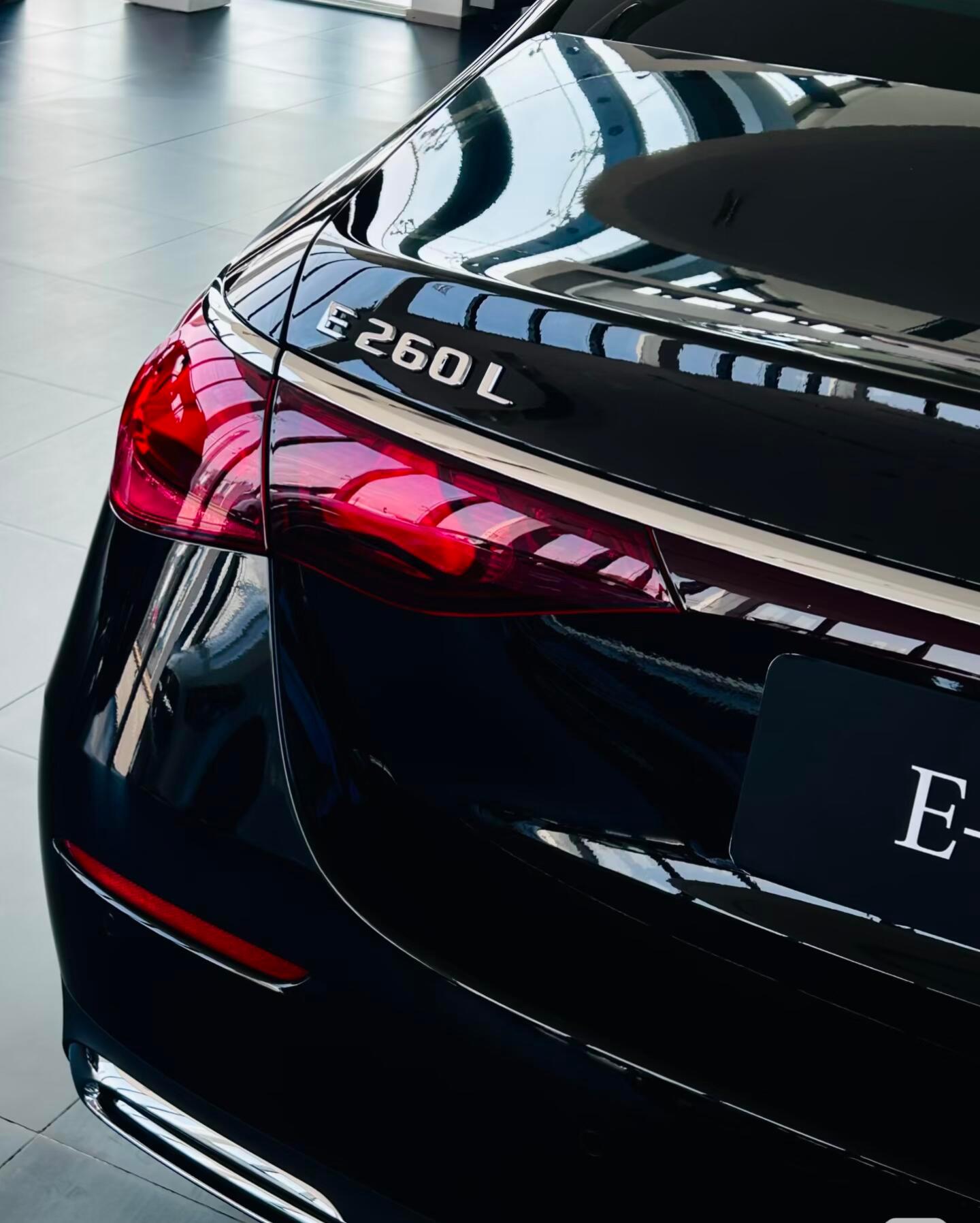 老铁们，现在全款28万多，可以直接干下一台最新款的806版2026款的奔驰E兄弟