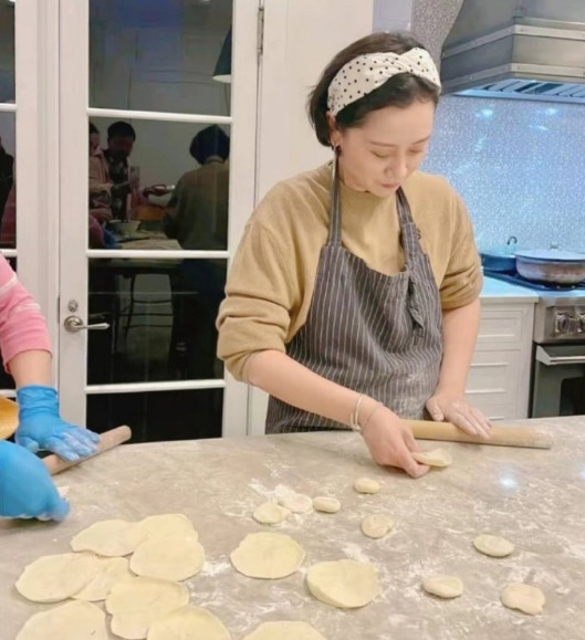 47岁海清在家包饺子款待朋友，手法非常熟练，好有烟火气息​​​