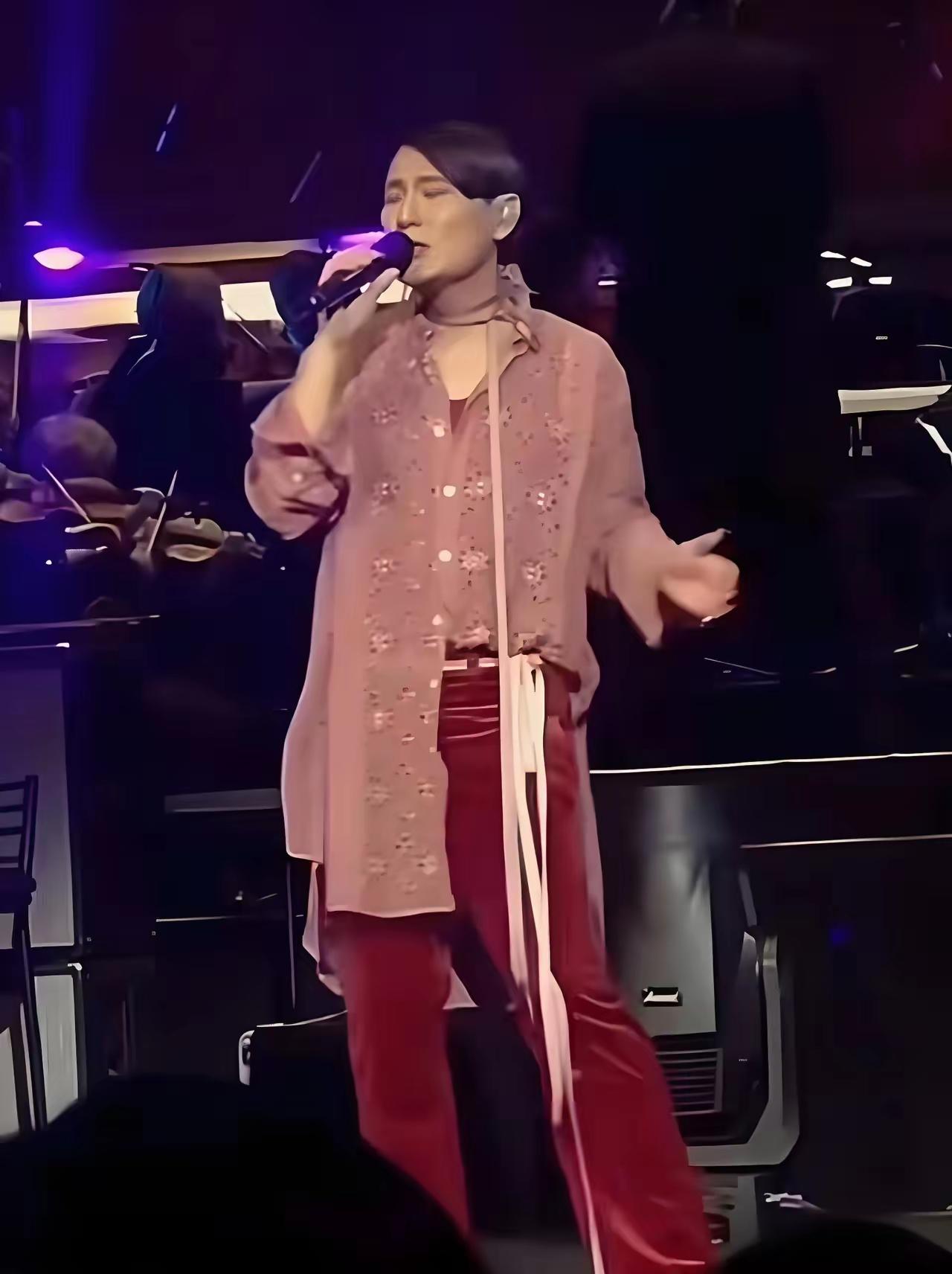 阿哲呀！阿哲，你怎么变成这副模样了？这让喜爱你的粉丝该如何接受啊！近期，“情歌