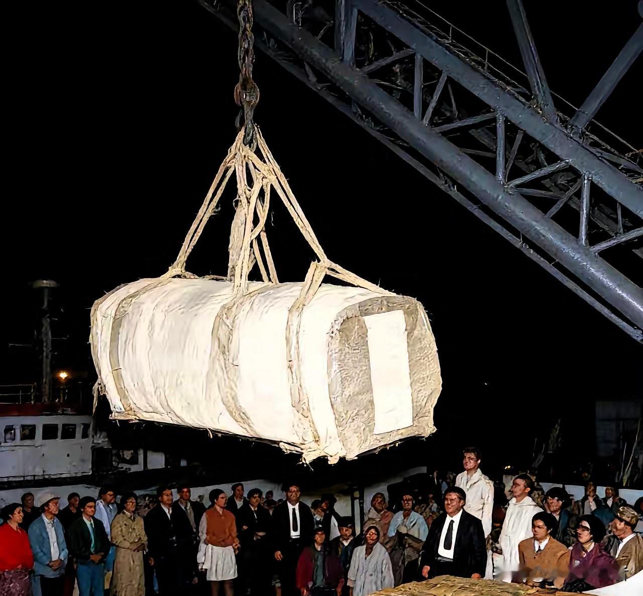 1953年，装着杜月笙尸体的棺材，被运抵台北码头时，一张罕见的镜头，从照片中我们