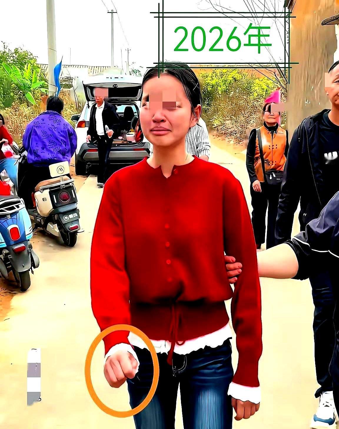 妈祖哭了，这次没人说她显灵，都说她像自己。视频里，妈祖眼角那道水痕，被放大