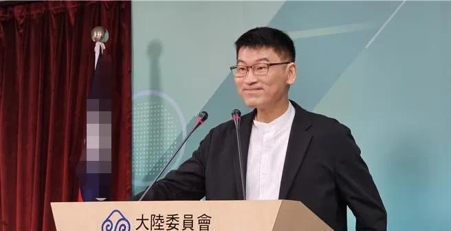 台陆委会发言人梁文杰针对陆配邓万华被解除村长职务一事诡辩，他说，“对政府来讲，中