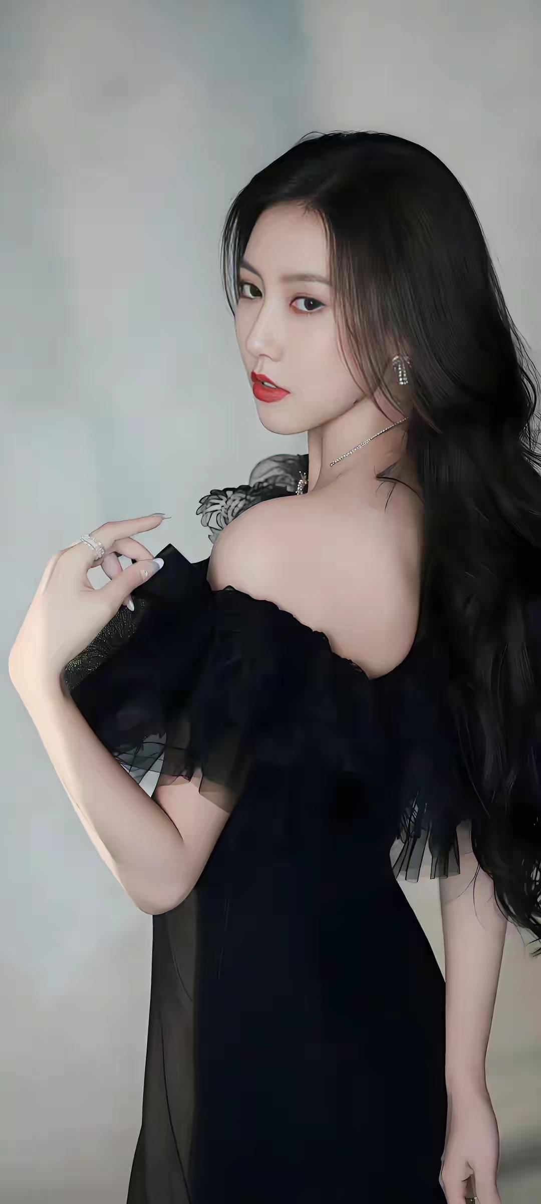 红妆美人倚，黑裙似夜深。