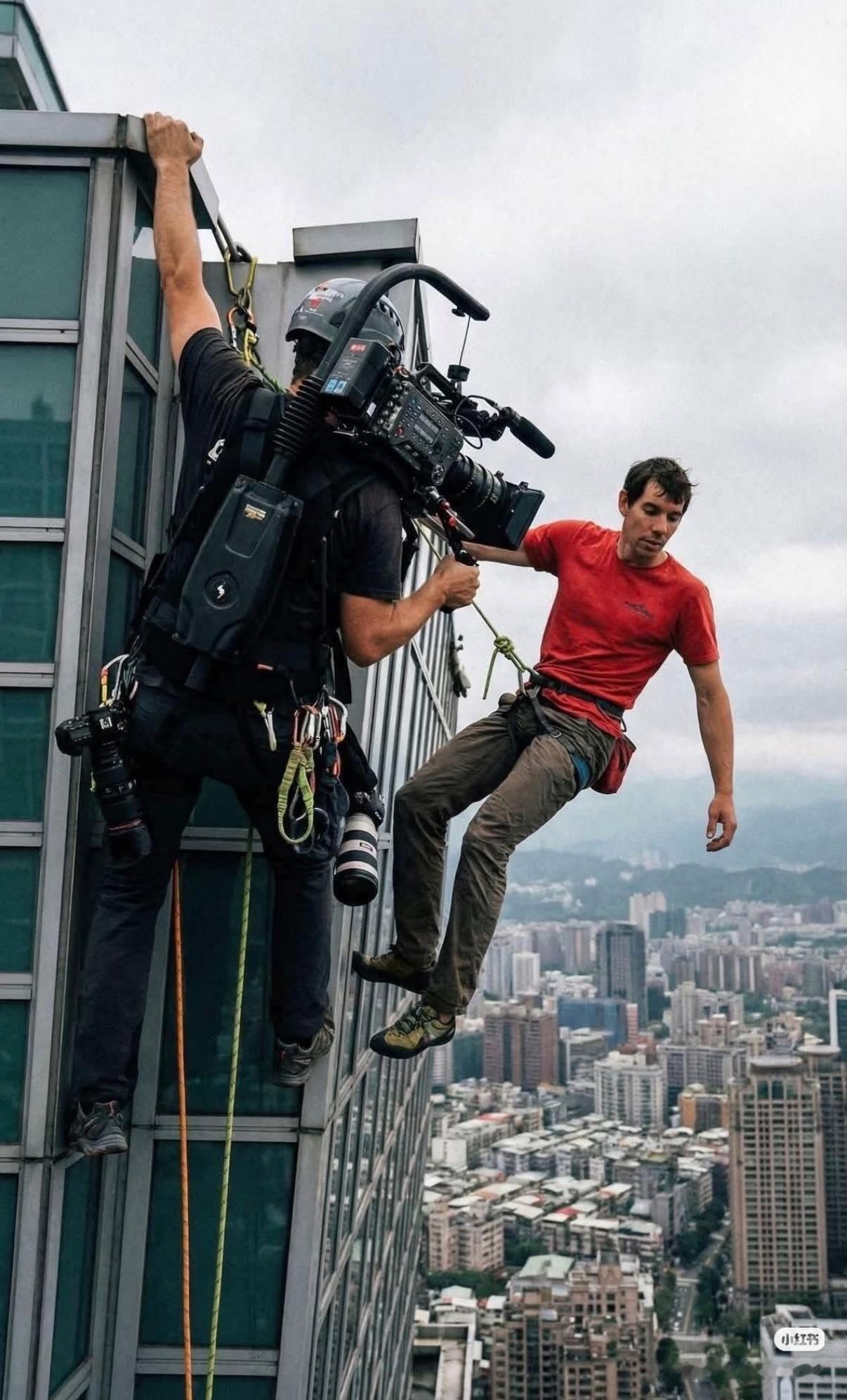 徒手攀登台北101大厦是有多吓人Alex登顶101后的自拍！看完后发现摄影师更牛