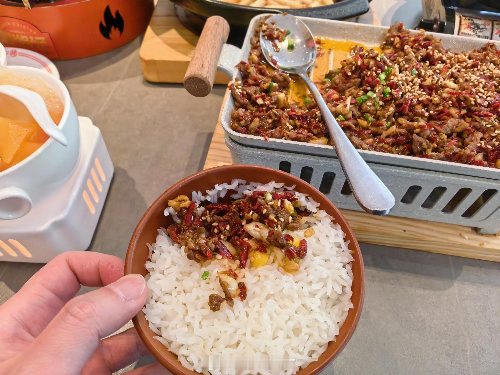 好歹是来长沙出差嘛，嘴不能亏着，怎么也得整顿湘菜，我就刷小红书看有人推荐，收藏好