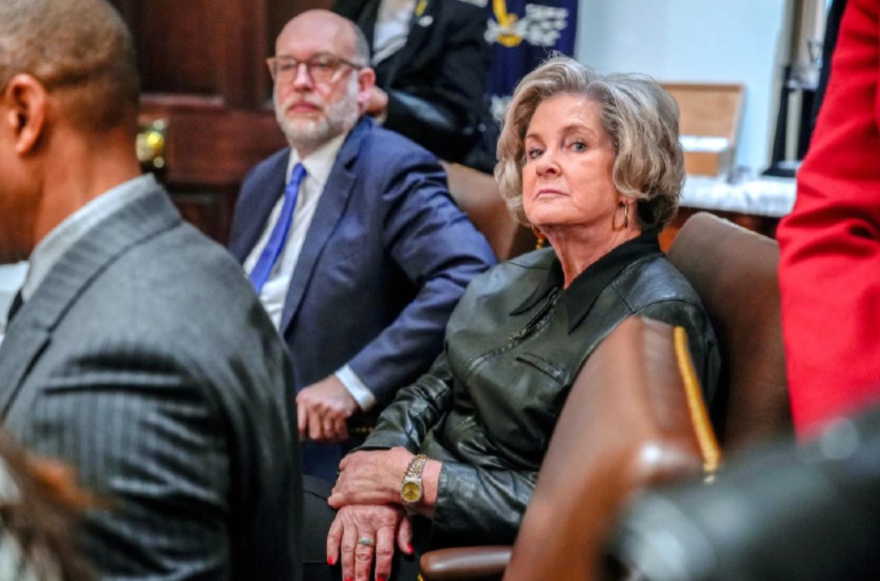 为什么？因为她发现白宫团队内部存在严重的报喜不报忧现象，助手们只说总统爱听的话，