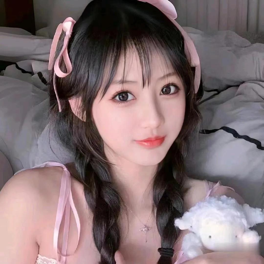 可爱萌妹，粉嫩可爱，抱着小羊，甜美微笑。萌系少女照软萌小女生萌系美女萌妹子