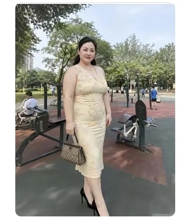 哇哦！瞧这肥硕的身形，估摸体重有180斤了吧！虽说这身材是胖了些，可五官看着还