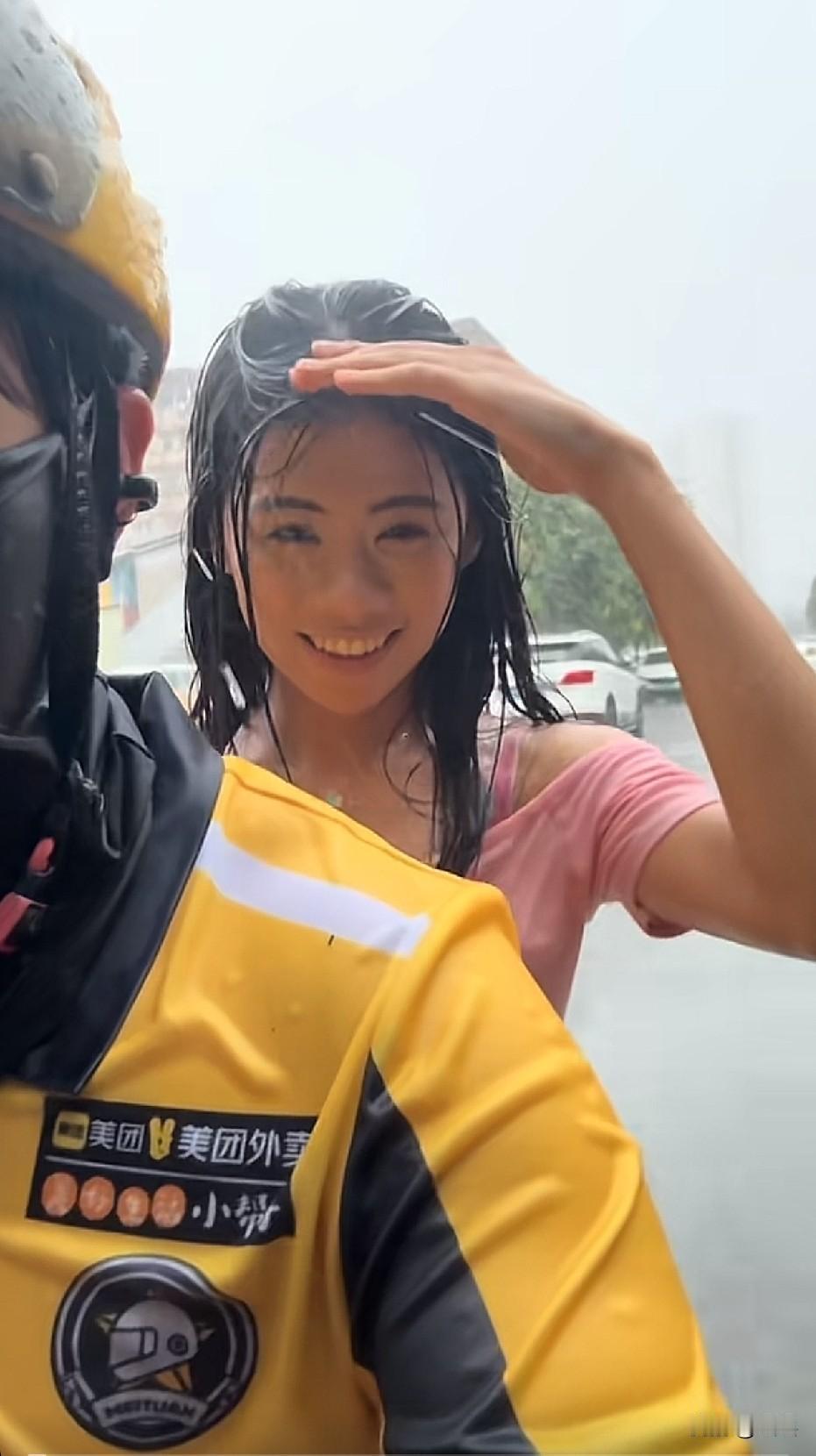 有一天，我突然就不想坐在宝马里哭了，想坐在电动车上两个人淋着雨笑[无奈吐舌]