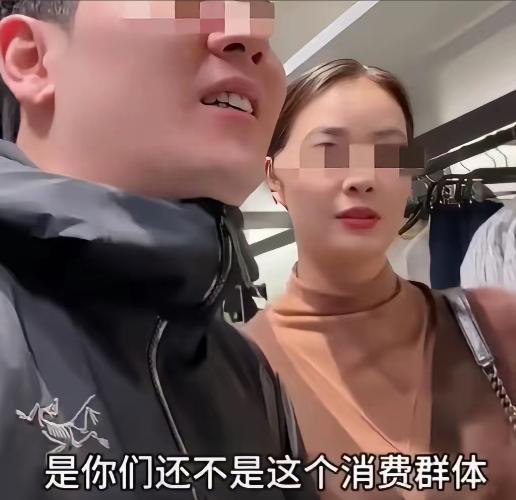 近日一对夫妻逛服装店，妻子随口问了句衣服多少钱，店员回答6800元，老公说，太贵
