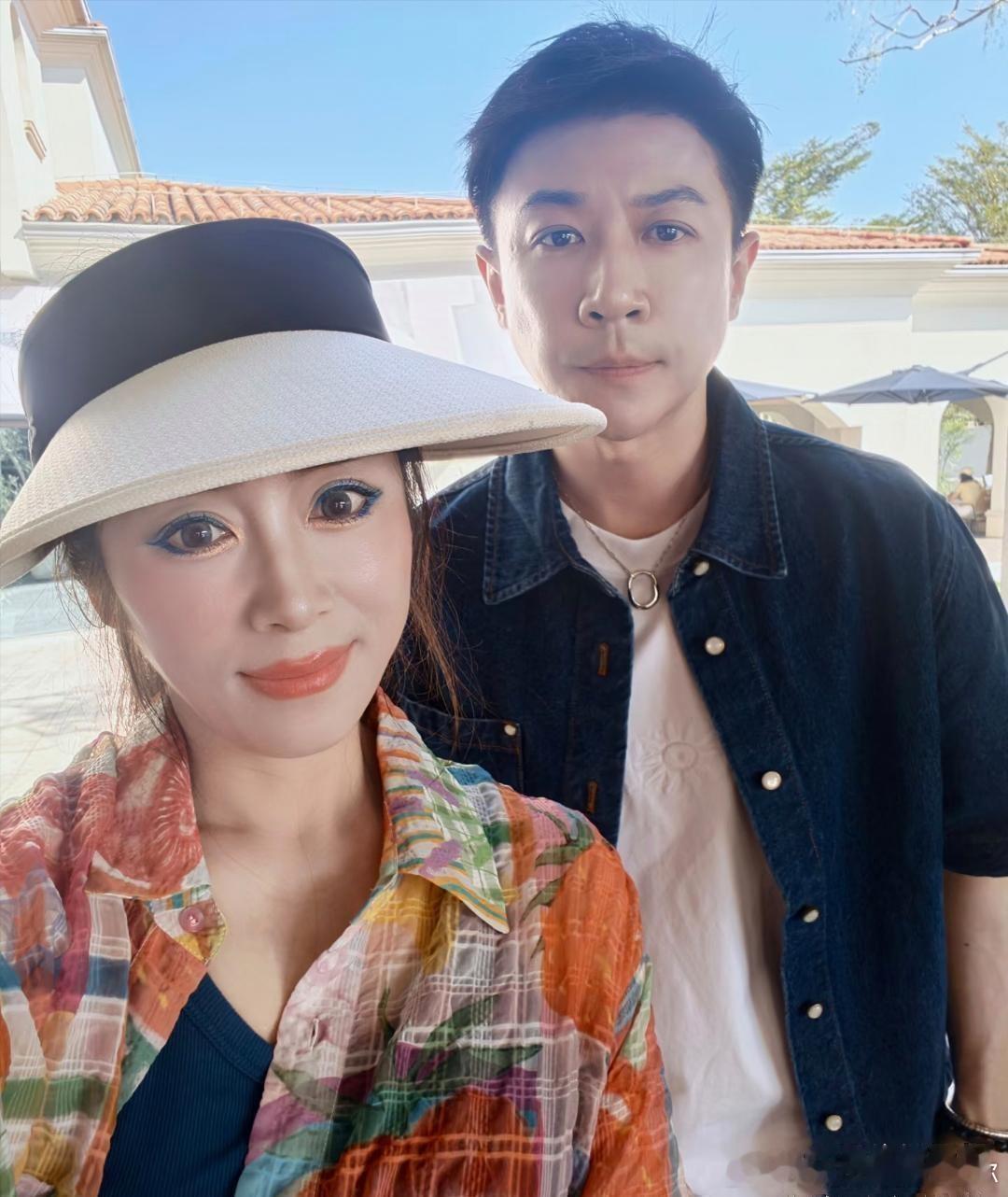 47岁董璇和老公张维伊在三亚被偶遇，俩人穿搭超吸睛。董璇一身名牌，皮肤白得发光，
