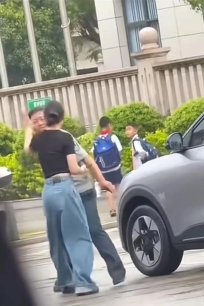 被打巴掌的女司机，告诉所有男人一个扎心的道理，找媳妇可以穷，可以丑，