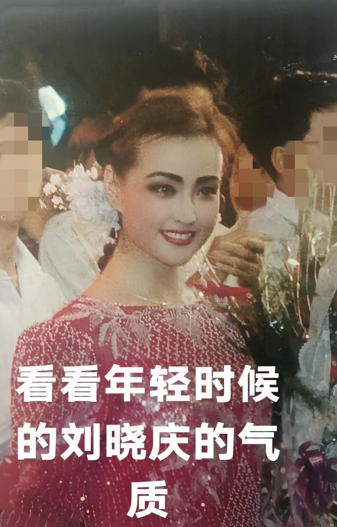 有网友发出了二十五年前刘晓庆出席某庆典活动时的留影，应该50岁还不到。有人说她画