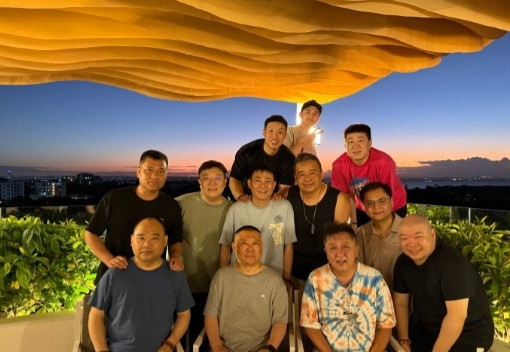 德云社合影座位安排重要吗？一张离开南非约翰内斯堡的合影照，被部分网友按照座位远近