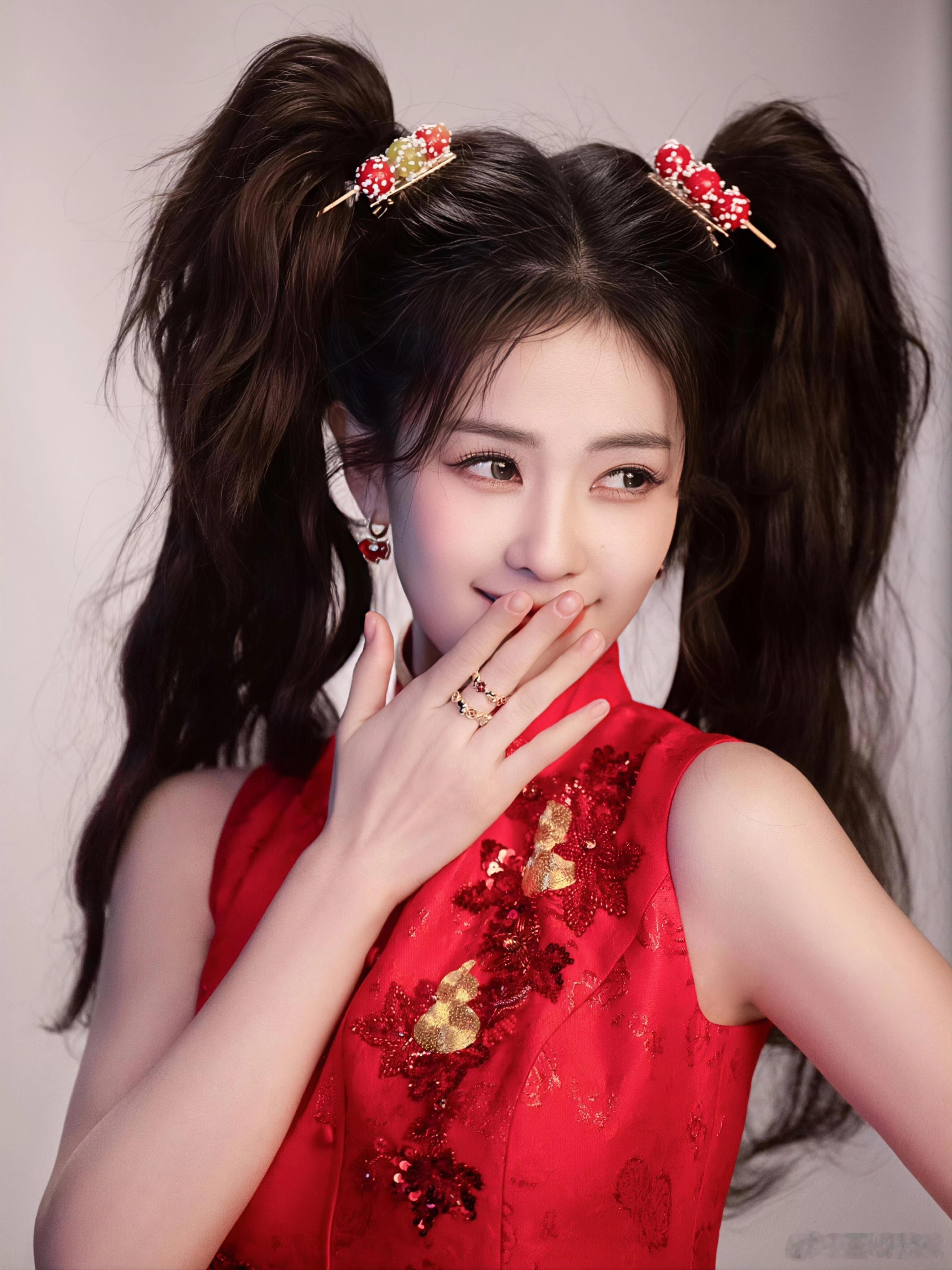 白鹿cos安琪拉白鹿这个造型有点安琪拉的感觉了，红旗袍双马尾这个寒假和李佩仪一