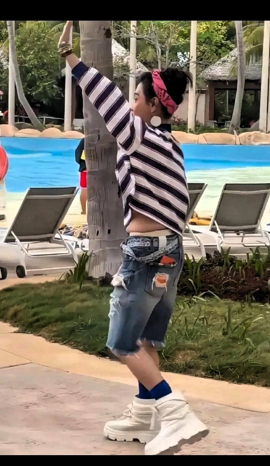 真没想到！她曾经是女神啊，没想到现在也变成普通人的样子，看看这个肚子上的赘肉，