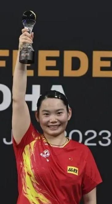 甘当绿叶！莎莎的闺蜜28岁的何卓佳最近发文：她不退役，她要陪伴在莎莎身边，给她当