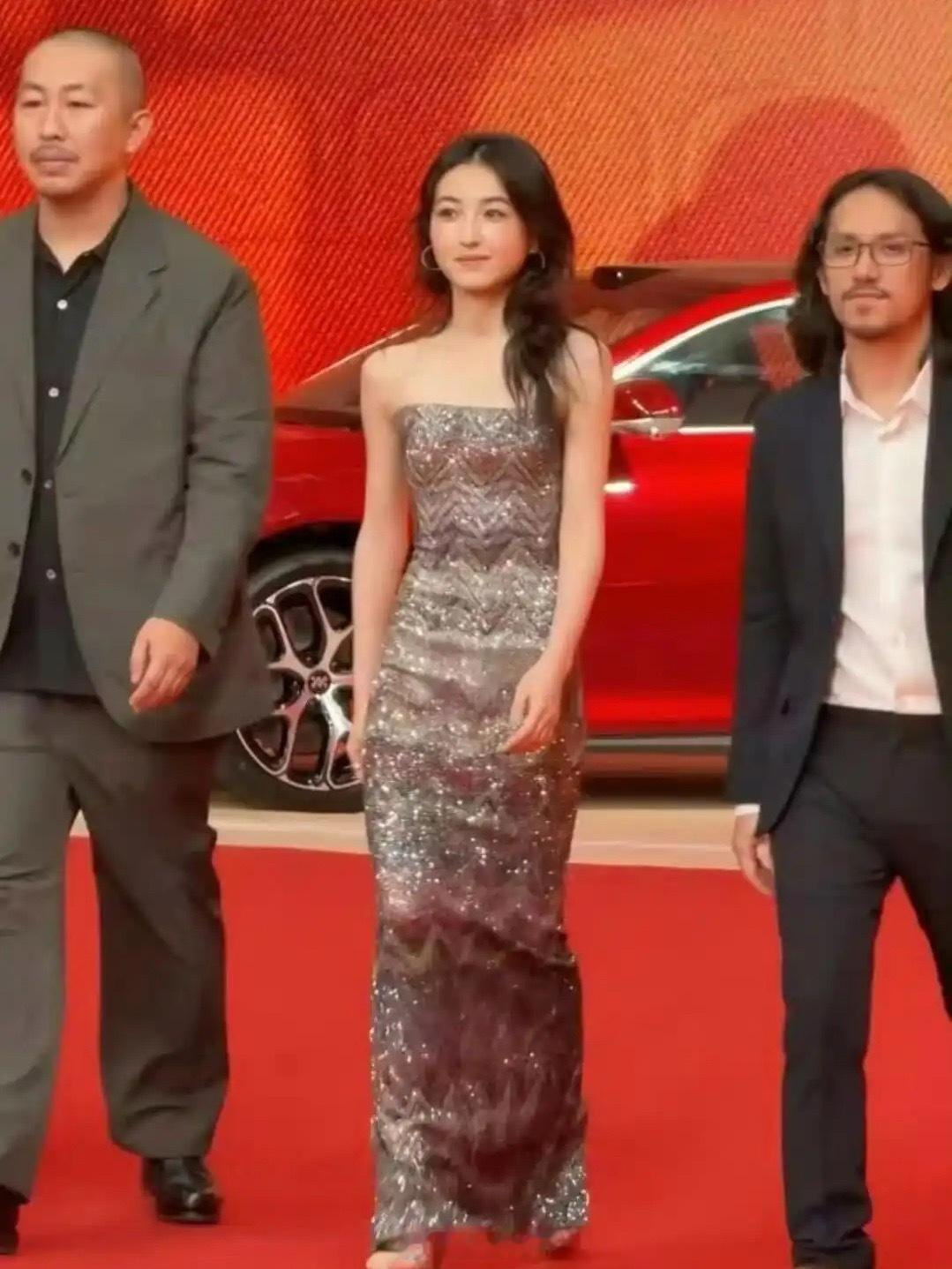 20cm高跟鞋下的张子枫，这走得了路吗？