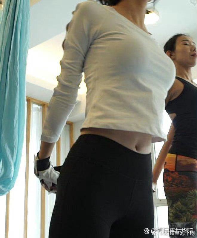唐艺昕瑜伽写真，这身材好担心她承受不住！