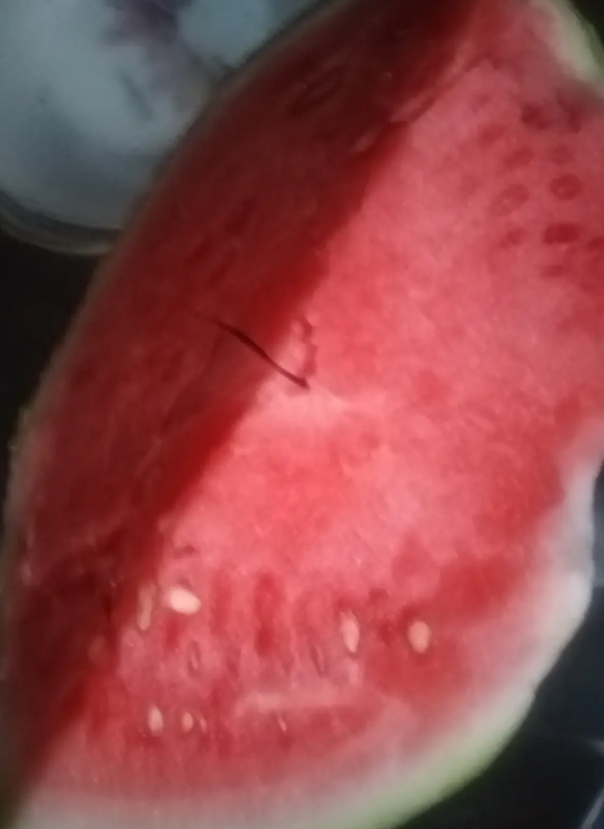昨天水果店买了个西瓜，回家打开一看，籽是白的，瓜瓤是红的，我拿着西瓜就去找水果店