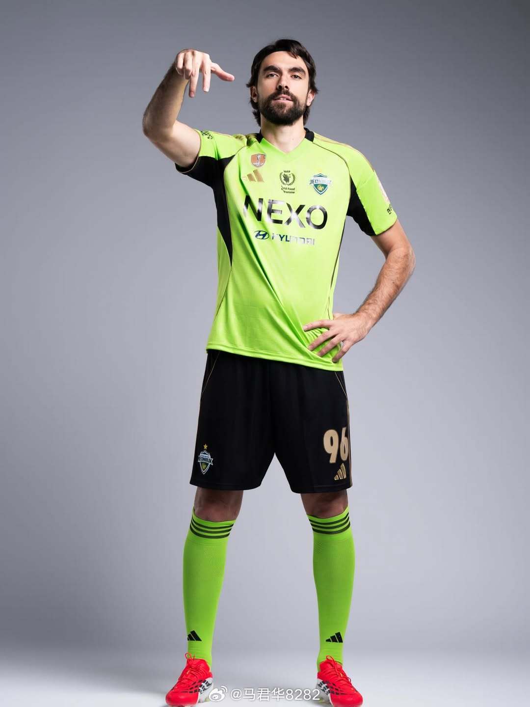 天津津门虎旧将孔帕尼奥发布新赛季定妆照，配文道：Newseason,sam