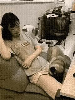 小狗狗，真可爱，柔柔的舌头，尽情的舔着主人的腿，主人看起来很享受，不知道狗狗感觉