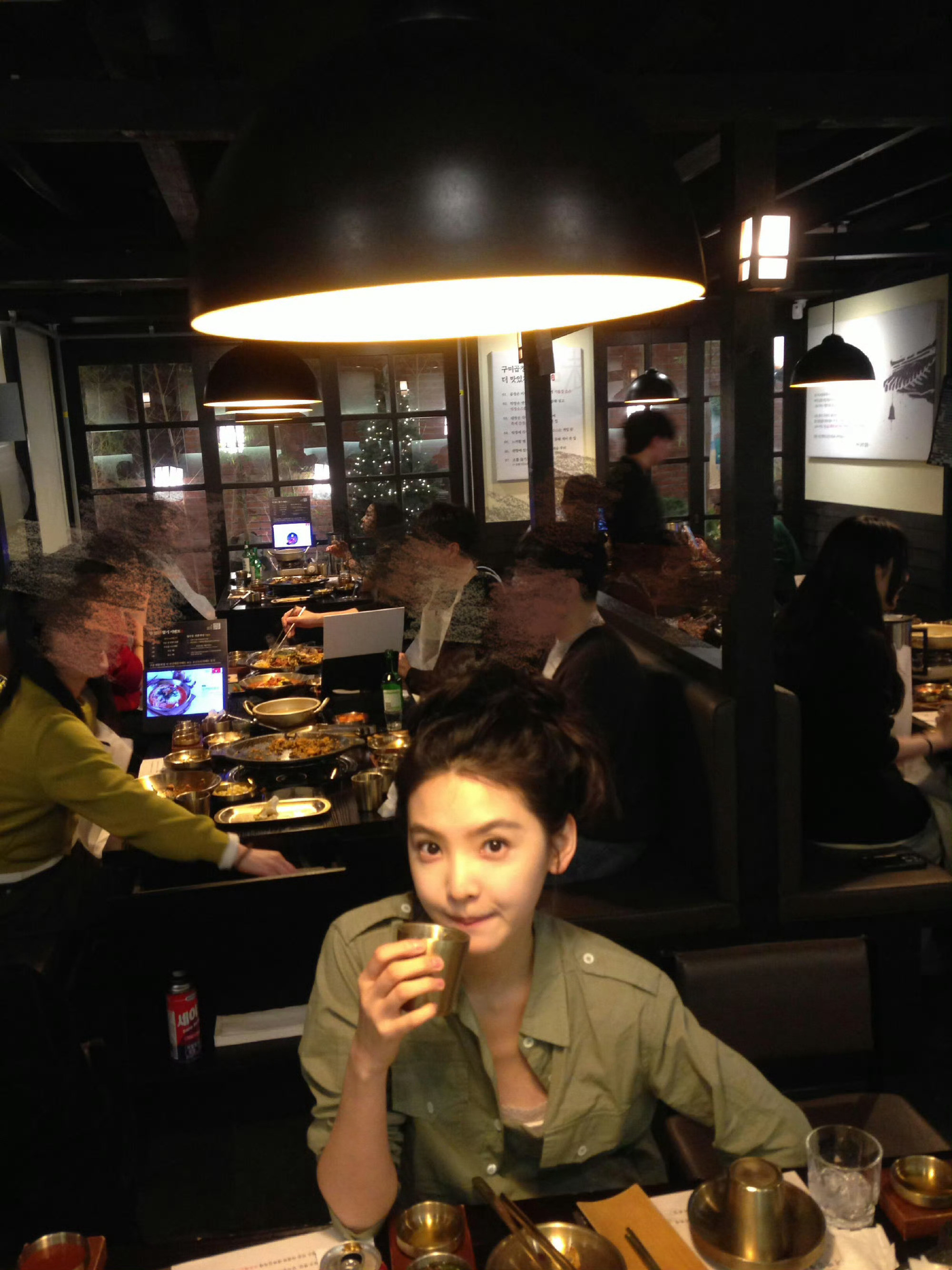 章若楠吃饭拍照姿势好治愈！我要学习章若楠吃饭拍照姿势啦！