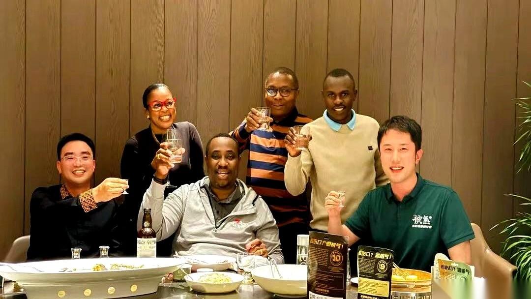 还以为现在去非洲，就是倒腾点小商品，开个杂货铺？那都是老黄历了，那趟船早就开走