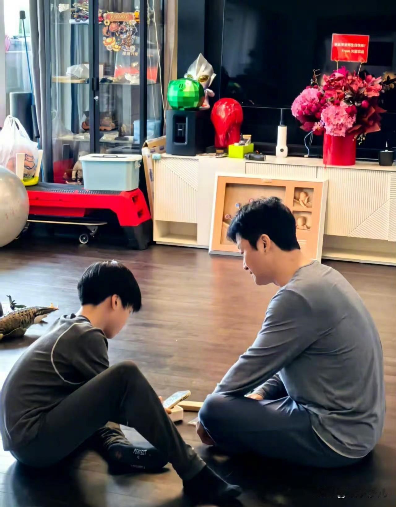 吴京在家带孩子吴京和孩子相处特别融洽吴京非常有耐心多陪陪孩子也好挣钱