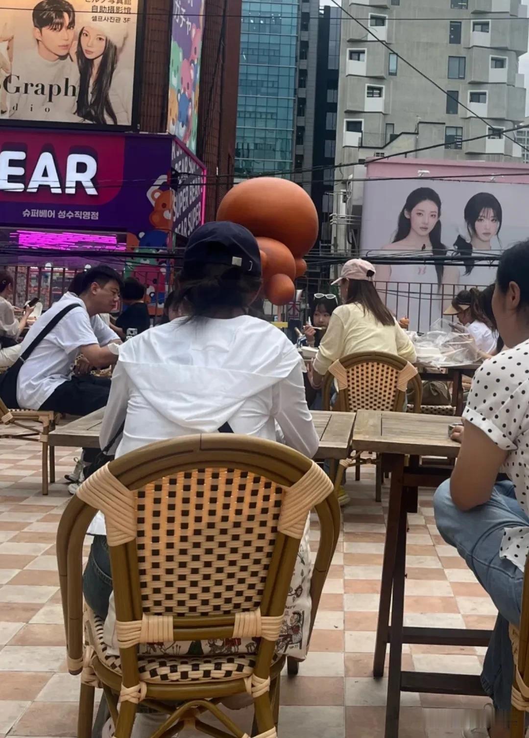 董璇带着女儿和妈妈，现身韩国首尔度假，看小酒窝化着精致小妆的样子，更觉得她是天生