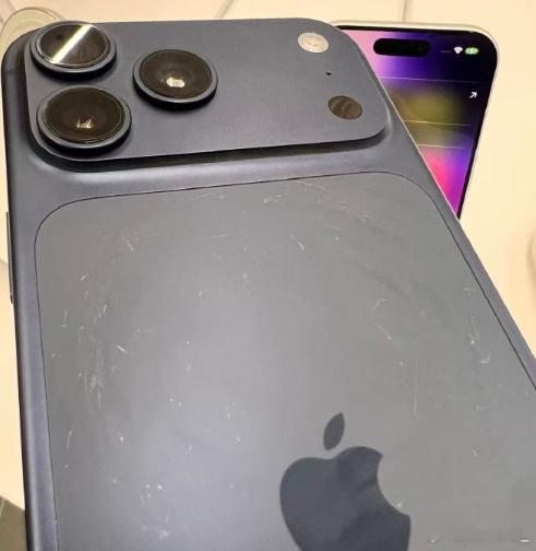 下一代还是铝金属？重点难道不是铝金属背板不耐造？只解决后板金属与玻璃色差问题是在